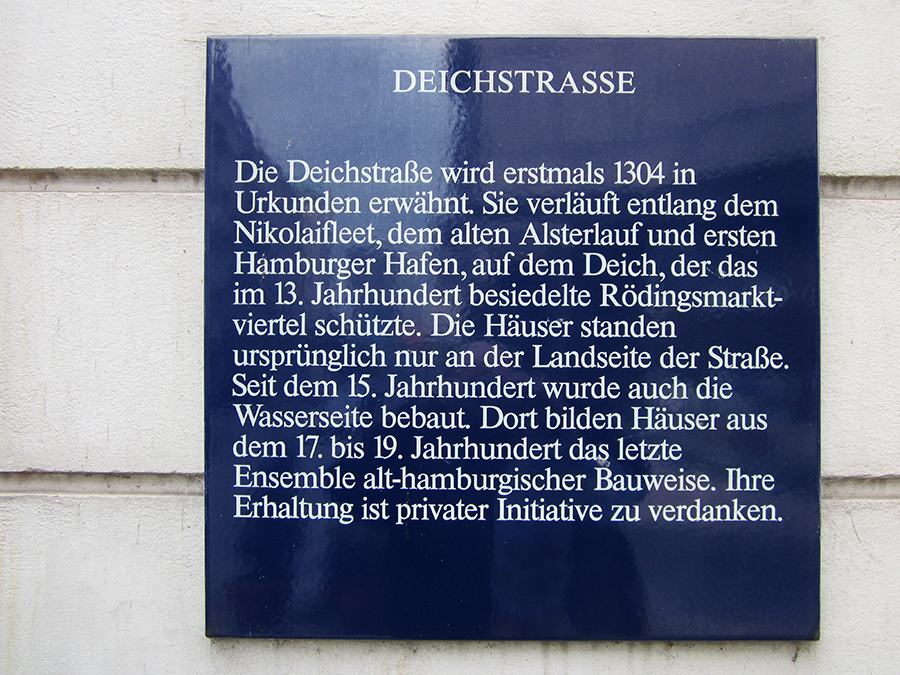 Tafel am Beginn des historischen Teils der Deichstraße in der Hamburger Altstadt QUELLE: Wikipedia / Claus-Joachim Dickow (CC-BY-SA-3.0)